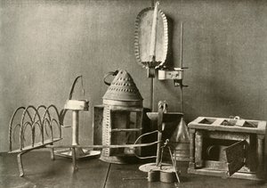 Chauffe-pieds, lampes à huile, applique à bougie, lanterne en étain et grille-pain, XVIIIe siècle, 1937