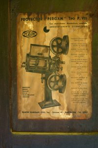 Ancien hôtel (Hostal Vell - la Toranesa). Intérieur. La salle de projection de cinéma. Projecteur de cinéma (Ossa Pergam tipo PVIII). Détail. Le manuel original du projecteur.