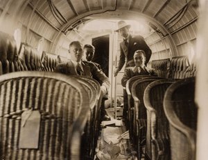 Quatre hommes dans la cabine passagers d