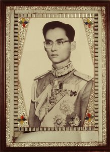 Portrait encadré du roi Bhumibol Adulyadej (photo N&B) - Unbekannt