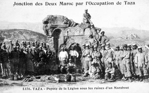 Légion étrangère française près de ruines de marabout, Taza, Maroc, 1904 - Unbekannt