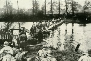 Troupes françaises traversant une rivière, 1919