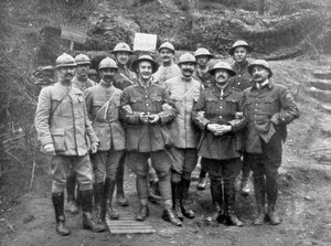 Officiers français et anglais au mont Kemmel près d