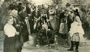 Civils français sur la tombe d