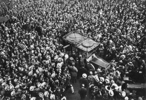 Foules françaises acclamant Pershing et Joffre, Hôtel Crillon, Paris, Première Guerre mondiale, 1917 - Unbekannt