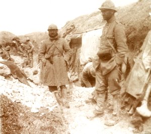 Soldats français dans une tranchée allemande capturée, c1914-c1918