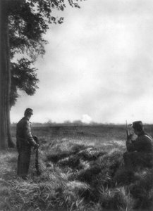 Soldats français regardant le tir d