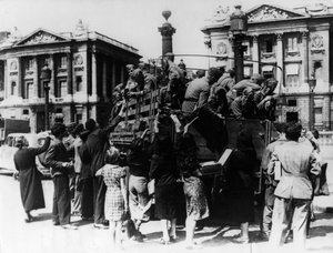 Vendeurs de rue français offrant des souvenirs à un camion de soldats allemands, Paris, 27 juillet 1940 - Unbekannt