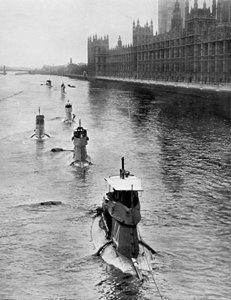 Sous-marin français Saphir Q44 et cinq autres se déplaçant de Gravesend à Londres, juillet 1909