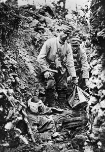 Troupes françaises après une attaque et un bombardement allemands, Première Guerre mondiale, 30 juin 1915 - Unbekannt