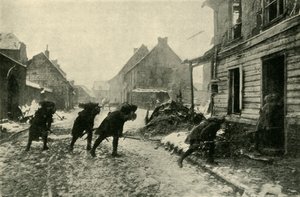 Troupes françaises traversant une rue de village sous le feu allemand, Première Guerre mondiale, 1914-1915