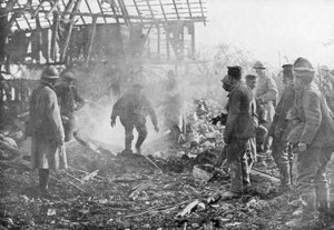Troupes françaises utilisant des lance-flammes pour déloger les Allemands de leurs abris, Cantigny, France, 1918
