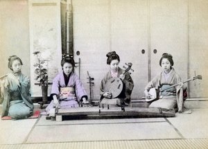 Geisha jouant des instruments de musique traditionnels, Japon, 1880 - Unbekannt