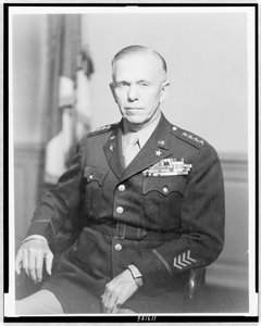 Gén. George Catlett Marshall, portrait en buste, assis, légèrement tourné vers la gauche, en uniforme, vers 1944 (photo n/b)