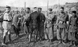 Le général Joseph Joffre distribuant des médailles, Alsace, France, 1915 - Unbekannt