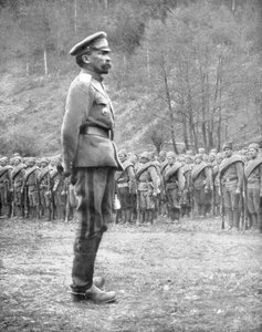 Le général Kornilov inspectant les troupes russes, 1er juillet 1917