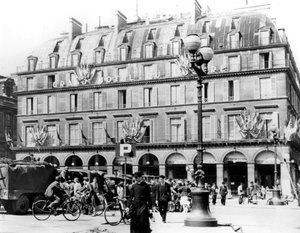 Les troupes françaises du général Leclerc dans le centre de Paris, août 1944 - Unbekannt