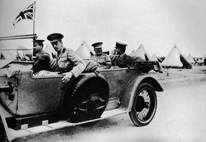 Général Sir John Maxwell, commandant des troupes égyptiennes, en voiture à travers un des camps, 1915