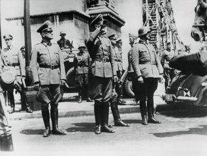 Le général von Bock saluant les troupes allemandes défilant devant l