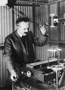George Ellery Hale 1868-1938, astronome américain, observant les taches solaires, 1907