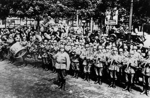 Fanfare militaire allemande au défilé sur la Place de l
