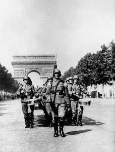 Parade militaire allemande sur les Champs-Élysées pendant l