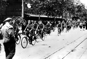 Soldat allemand à vélo dans les rues de Paris, juin 1940 - Unbekannt