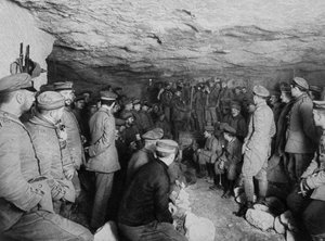 Soldats allemands à un concert dans une grotte, France, Première Guerre mondiale, 1915 - Unbekannt