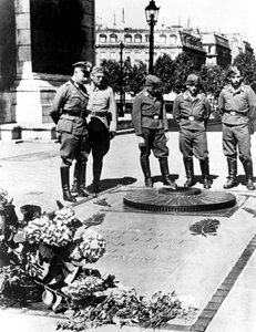 Soldats allemands au Tombeau du Soldat Inconnu à l