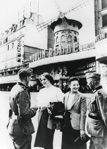 Soldats allemands parlant avec des femmes françaises devant le Moulin Rouge, Paris occupé, juin 1940 - Unbekannt