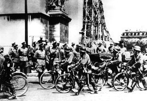 Soldats allemands défilant devant l