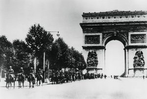 Soldats allemands marchant à travers Paris, 14 juin 1940 - Unbekannt
