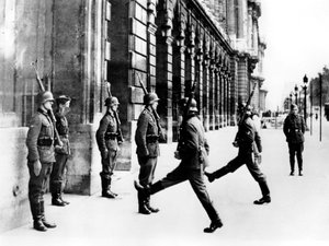 Soldats allemands en service de garde devant l