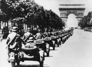 Soldats allemands sur les Champs-Élysées, Paris, 14 juin 1940