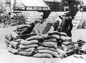 Soldats allemands avec une barricade française capturée, près de Paris, juin 1940 - Unbekannt