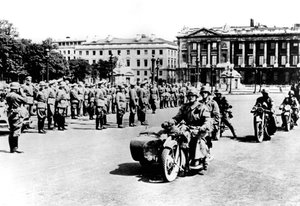Troupes allemandes sur la place de l