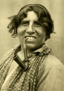 Femme gitane fumant une pipe, Burgenland, Autriche, vers 1935