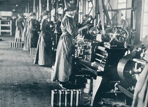Ouvrières en munitions à leurs tours dans une usine écossaise, vers 1914 - Unbekannt