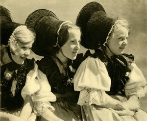 Filles en costume traditionnel, Vorarlberg, Autriche, vers 1935 - Unbekannt