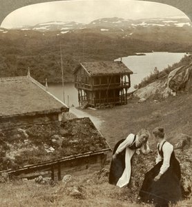 Commérages à une auberge de bord de route à Botten, surplombant le lac Voxli - vue vers les montagnes Haukeli, Norvège - Unbekannt
