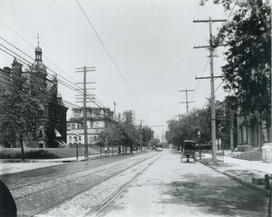 Grand Avenue au nord de Washington Avenue. Troisième Église Baptiste à droite. University Club à gauche, anciennement résidence de George W. Allen. - Unbekannt