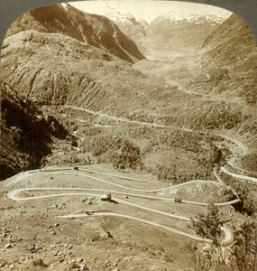 Grandes boucles en zigzag de la route descendant du col de Dyreskard vers le lac Roldal, Norvège, vers 1905 - Unbekannt