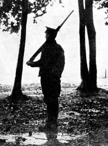 Aube grise sur le champ de bataille, cavalerie britannique, frontière belge, Première Guerre mondiale, 1914
