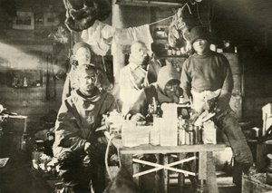 Groupe dans la cabane en été : Joyce à la machine à coudre, 1908, 1909 - Unbekannt