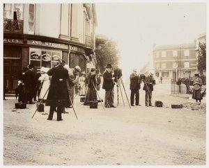 Groupe de photographes prenant des photos dans la rue - Unbekannt