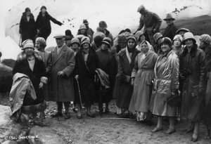 Groupe de touristes visitant Svartisen, nord de la Norvège, 1929