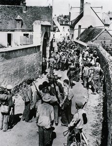 Groupes de résistants français attendant la distribution d
