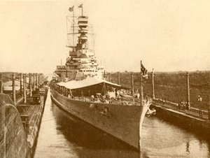 H.M.S. Renown passant par le canal de Panama avec le duc et la duchesse d