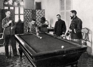 Henri Gouraud, soldat français, jouant au billard