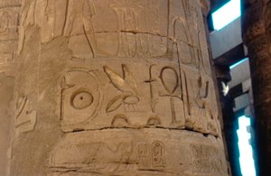 Hiéroglyphes gravés sur une colonne au temple de Karnak, Égypte, vers 14e-13e siècle av. J.-C.